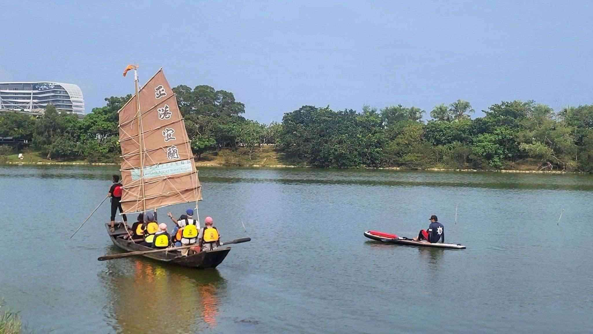 過去與現代的交互映照：傳統舟帆在烏石港的重新實踐