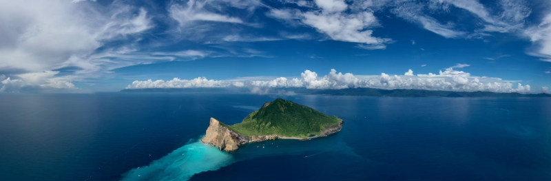 從東北角空中俯視龜山島海景，龜首朝向西南方